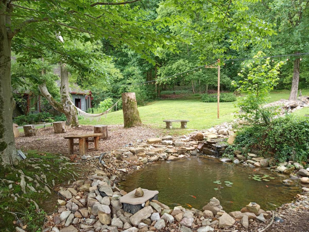 Laughing Heart Lodge Hot Springs Exterior photo